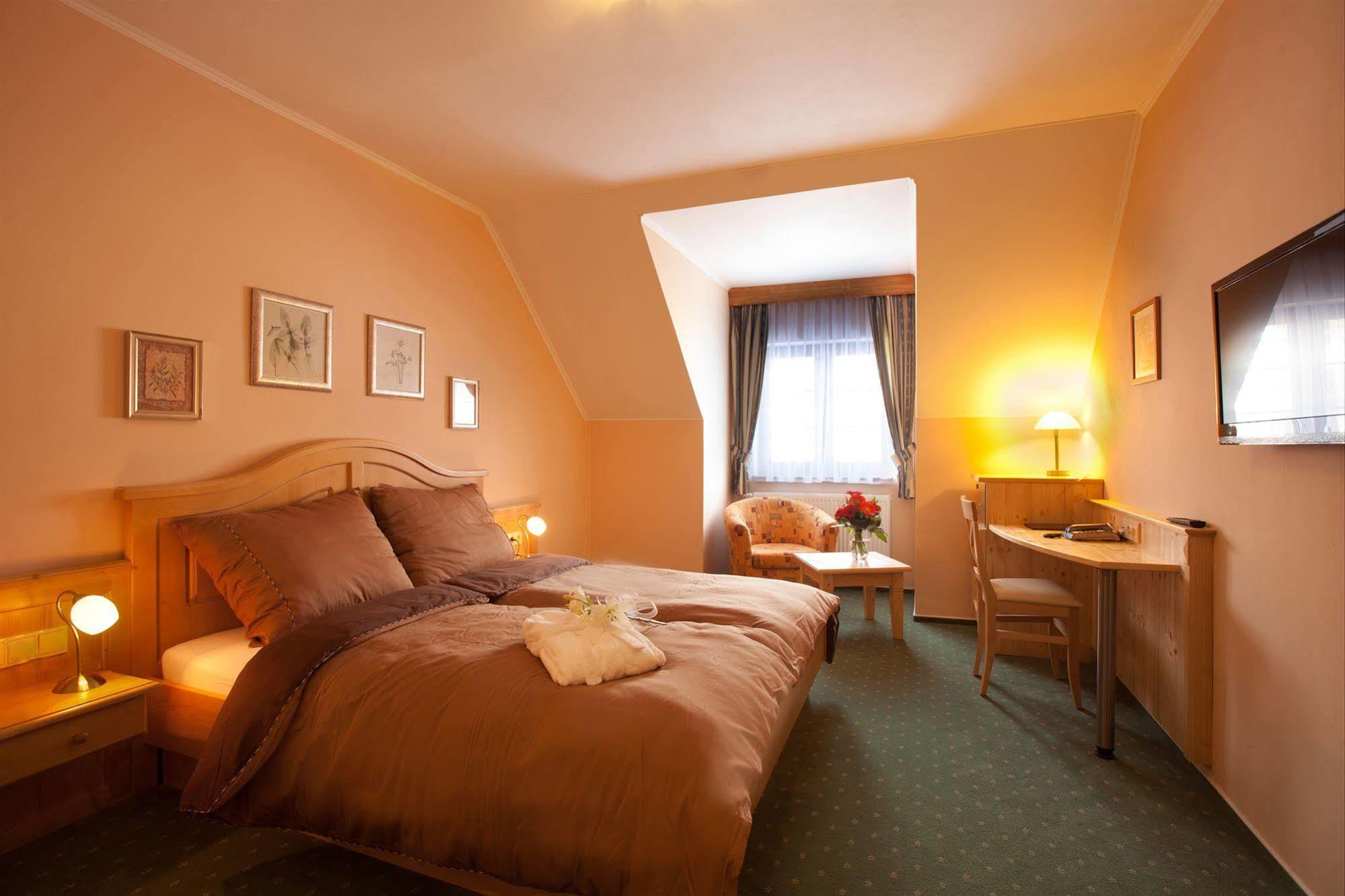 Wellness Hotel Zlata Lipa Decin Exterior photo